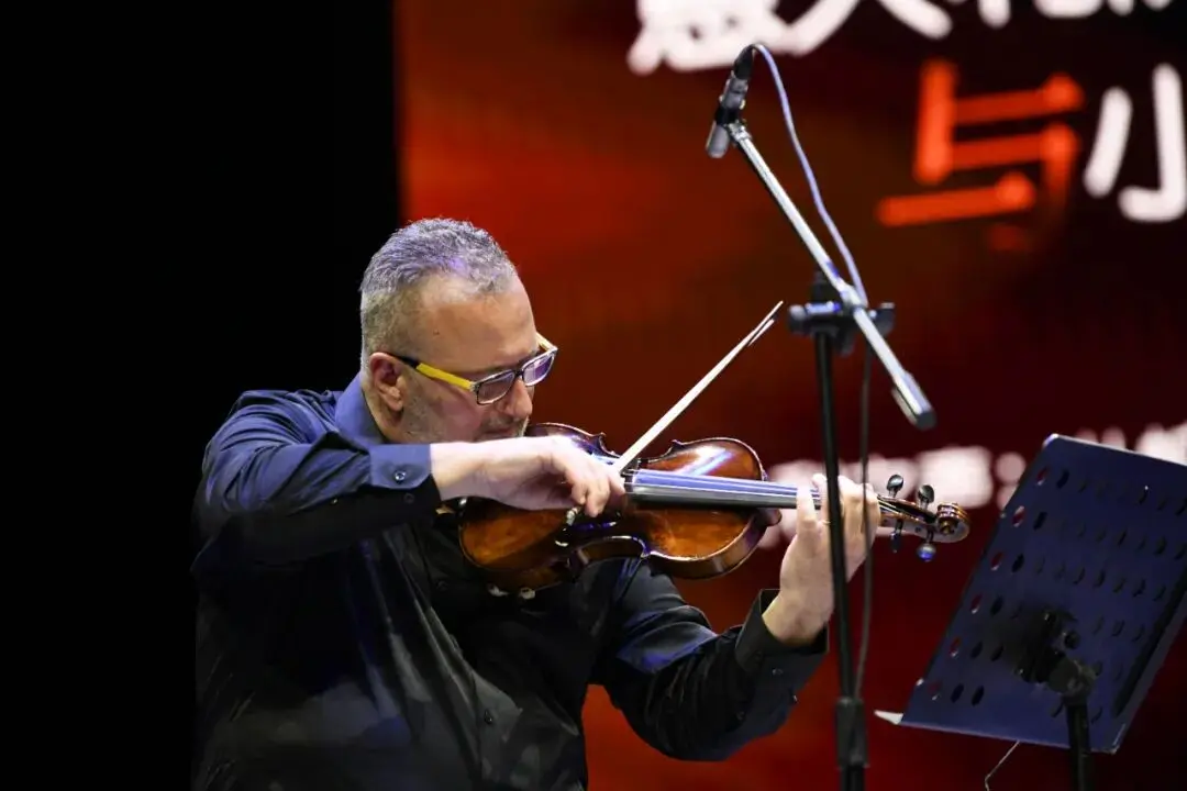 Paolo Castellani performing during a SatorDuo concert in China