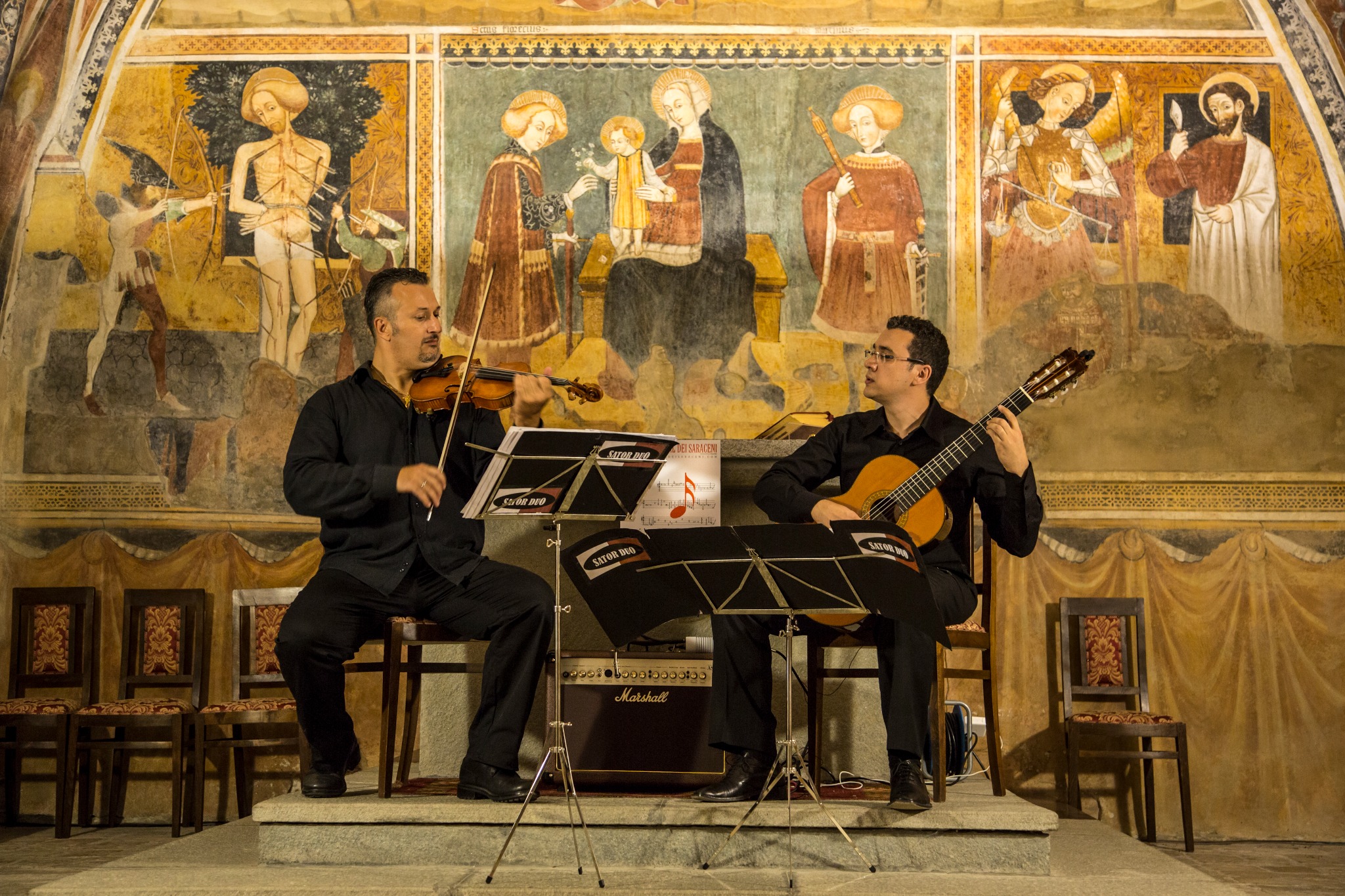 Satorduo in concerto in una chiesa affrescata